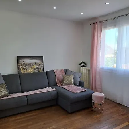 Holiday home Maison Des Poules Roses Pierrelaye